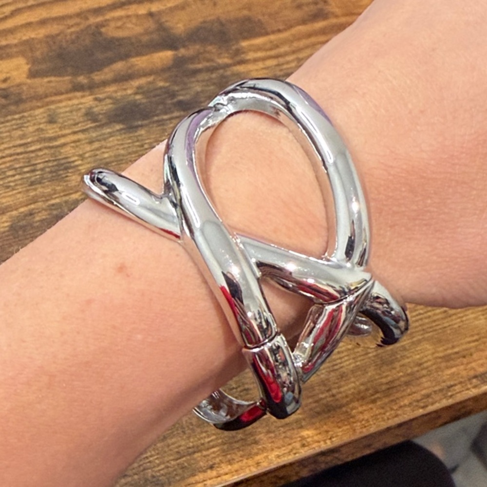 NWT Silver Twisted Swing Open Bracelet